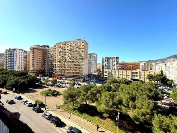 appartamento in vendita a Palermo in zona Malaspina/Palagonia