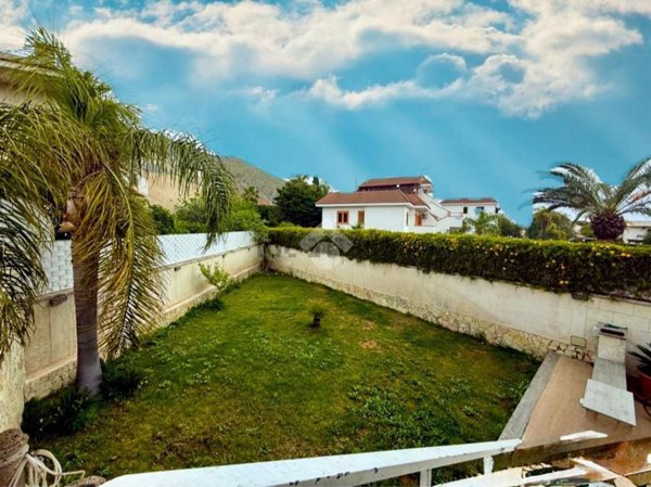 appartamento in vendita a Palermo in zona Mondello