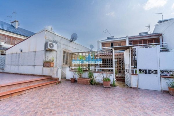casa indipendente in vendita a Palermo in zona Partanna
