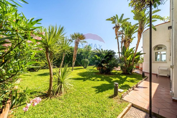 casa indipendente in vendita a Palermo in zona Arenella/Vergine Maria