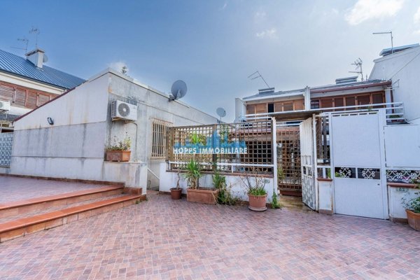 casa indipendente in vendita a Palermo in zona Partanna