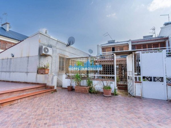 casa indipendente in vendita a Palermo in zona Partanna
