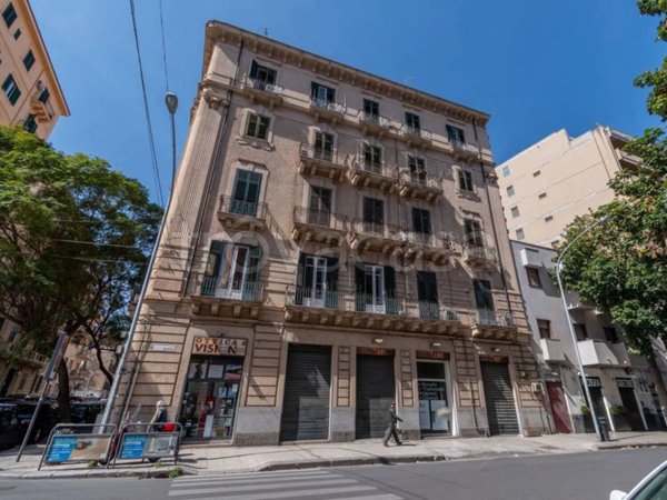negozio in vendita a Palermo in zona Zisa