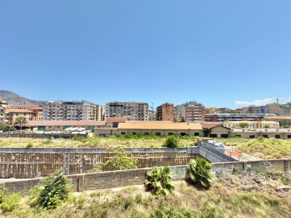 appartamento in vendita a Palermo in zona Malaspina/Palagonia