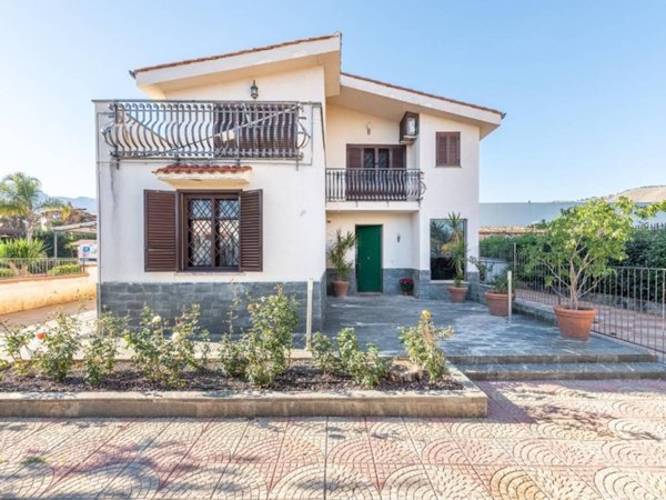 casa indipendente in vendita a Palermo in zona Villagrazia/Falsomiele