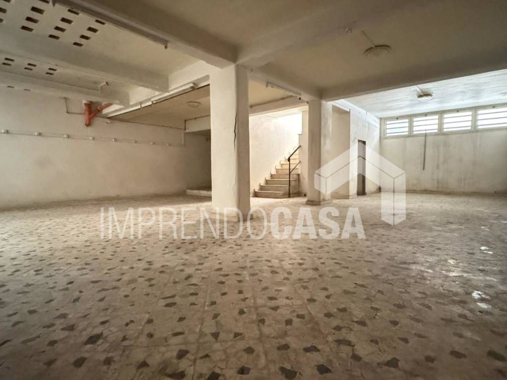 negozio in vendita a Palermo in zona Arenella/Vergine Maria