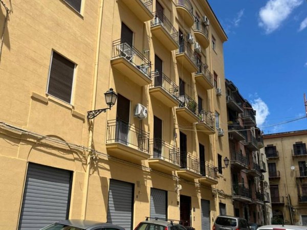 locale commerciale in vendita a Palermo in zona Centro storico