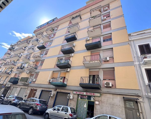 appartamento in vendita a Palermo in zona Malaspina/Palagonia