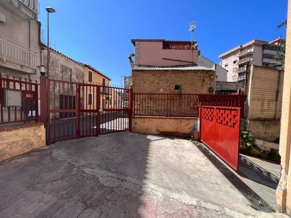 negozio in vendita a Palermo in zona Borgo Nuovo