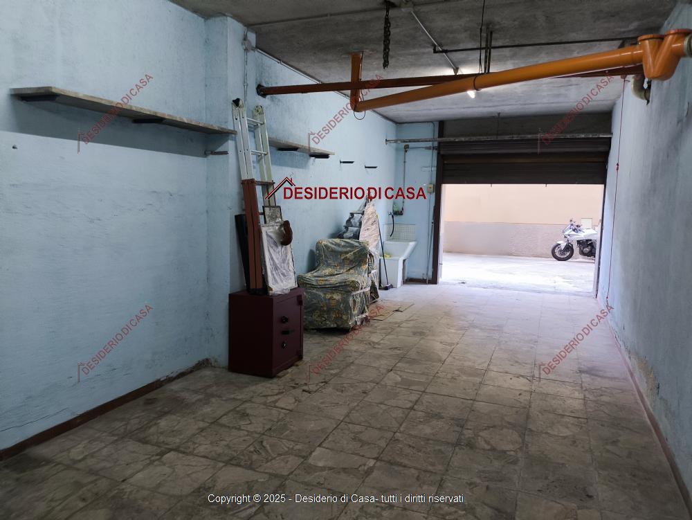negozio in vendita a Palermo in zona Arenella/Vergine Maria
