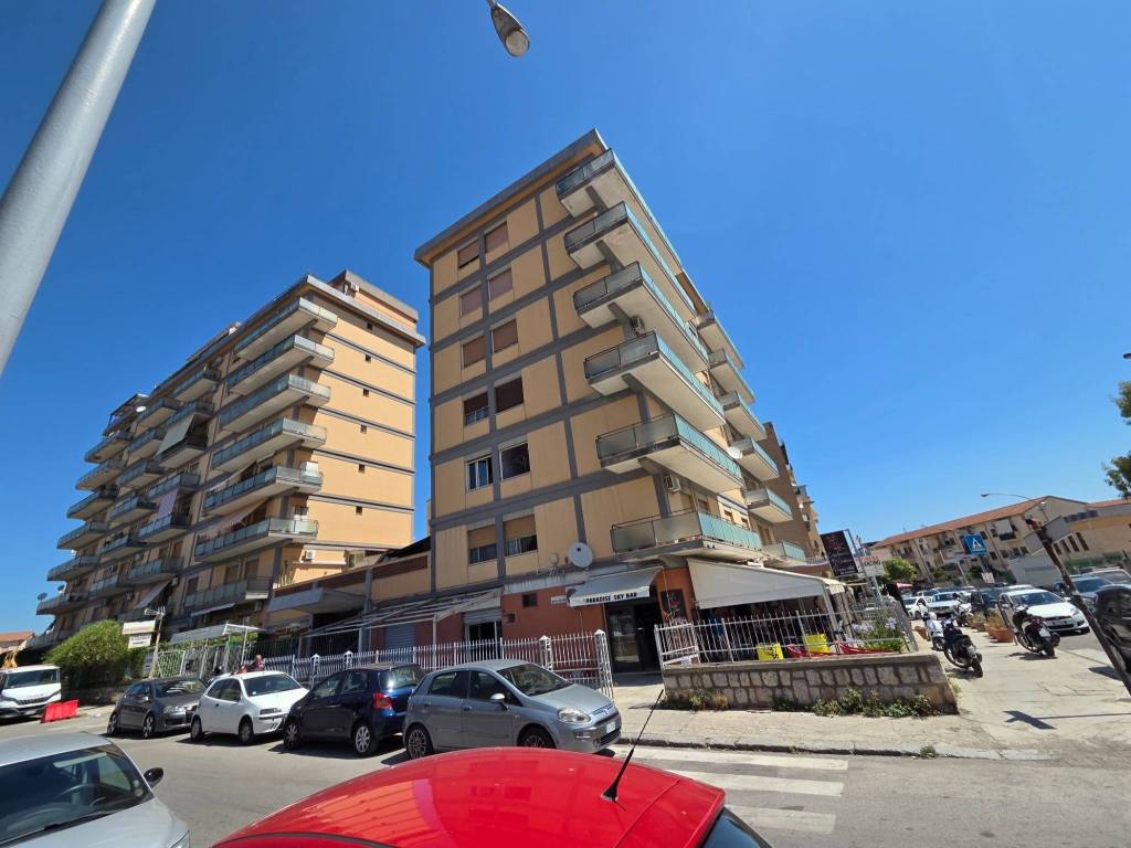 negozio in vendita a Palermo in zona Montegrappa / Santa Rosalia