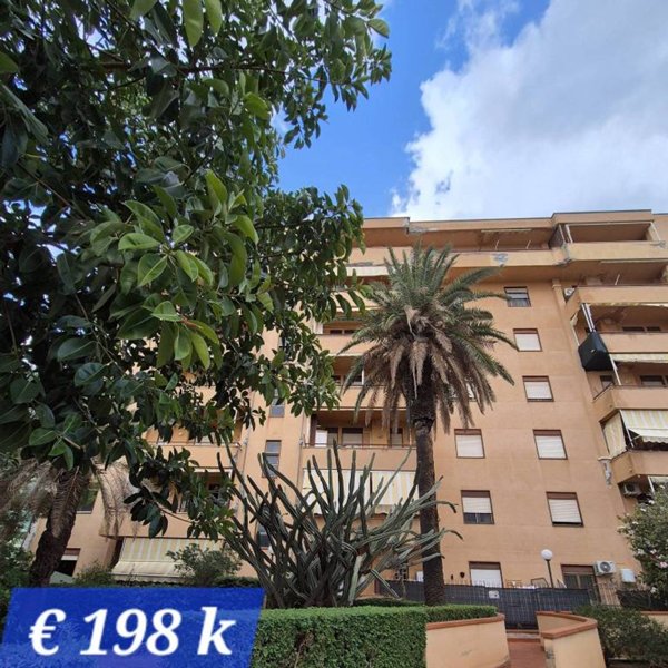 appartamento in vendita a Palermo in zona Partanna