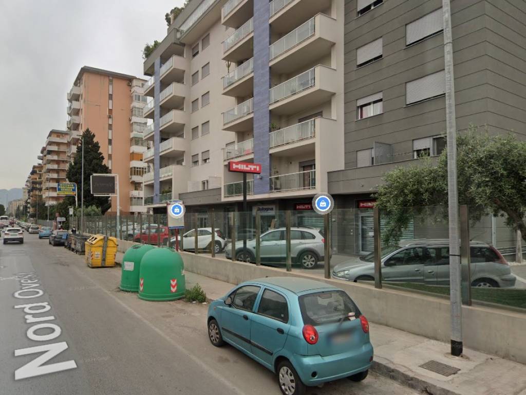 locale commerciale in vendita a Palermo in zona Uditore