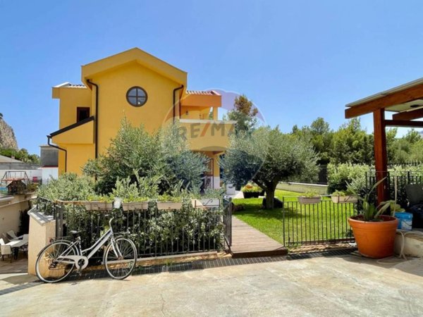 casa indipendente in vendita a Palermo in zona Mondello
