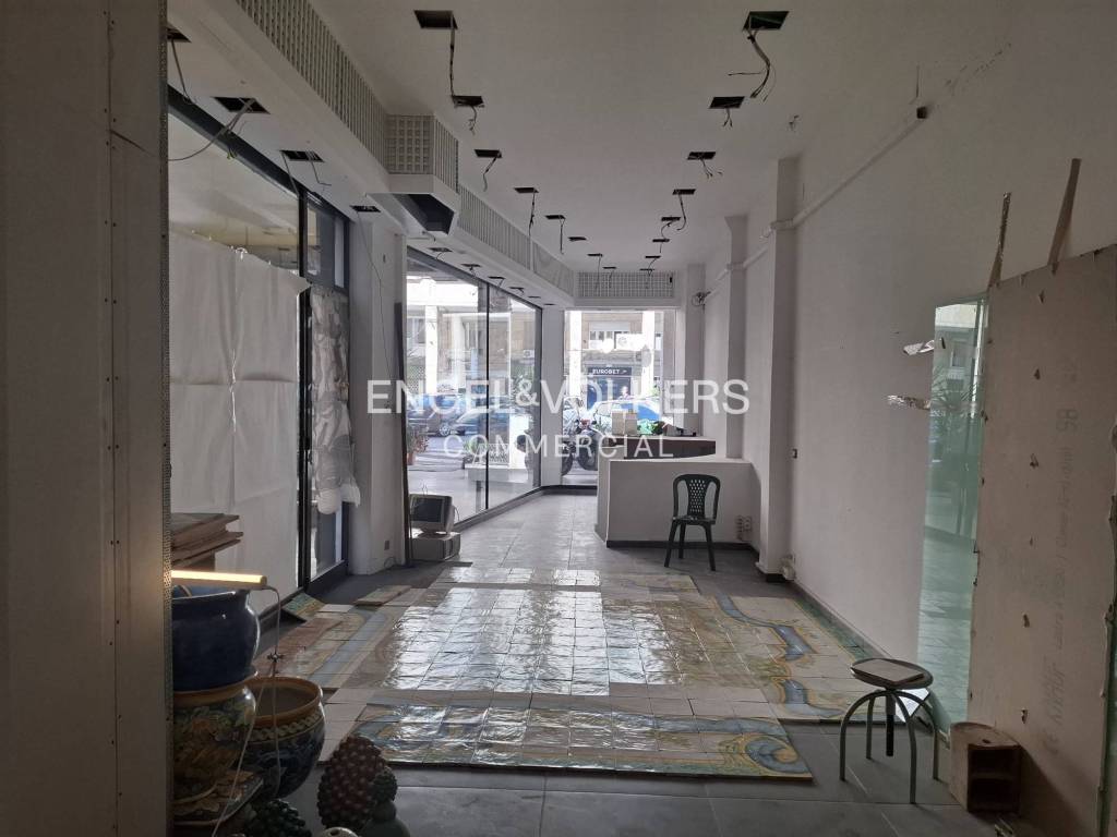 negozio in vendita a Palermo in zona Politeama