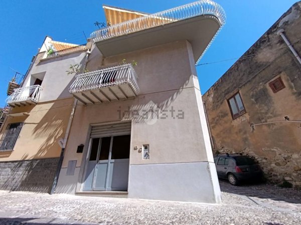 pentavano in vendita a Palermo in zona Montegrappa / Santa Rosalia