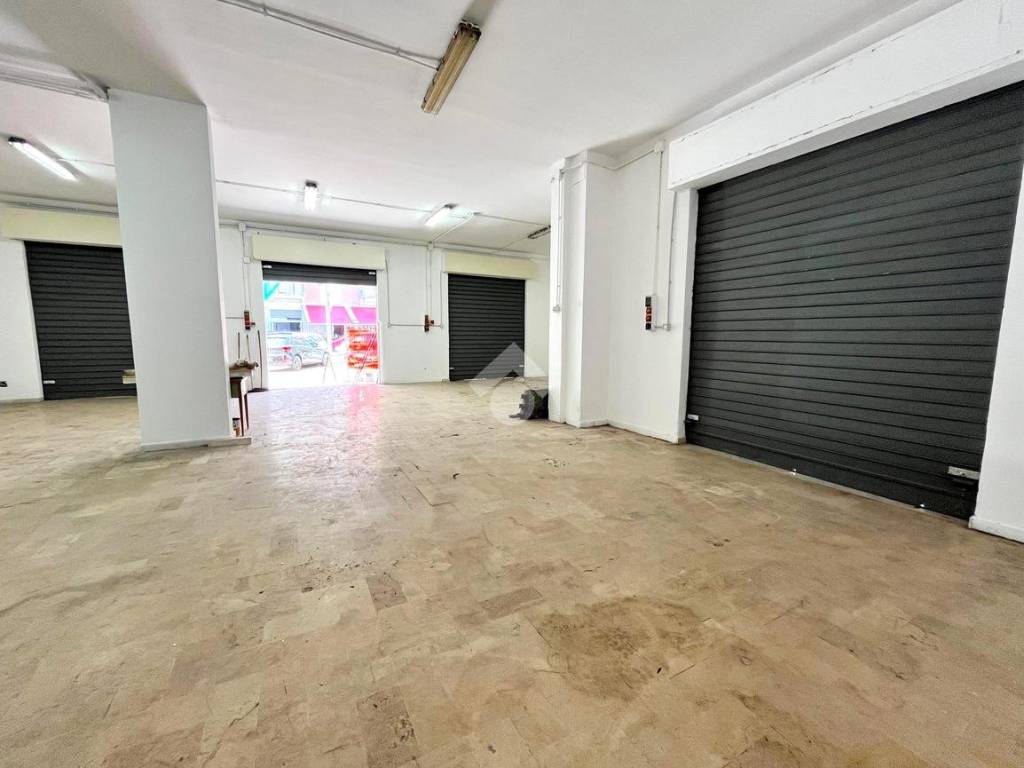 negozio in vendita a Palermo in zona Malaspina/Palagonia