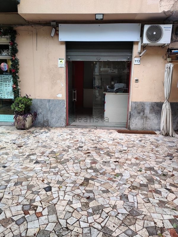locale commerciale in vendita a Palermo in zona Libertà