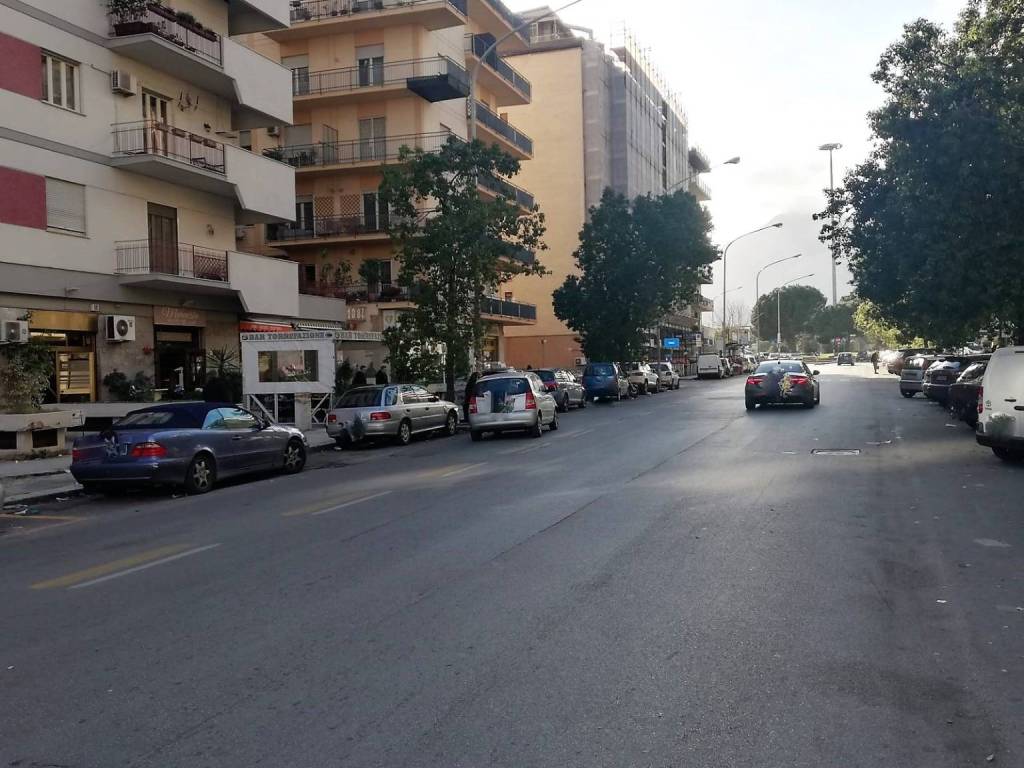 negozio in vendita a Palermo in zona Malaspina/Palagonia