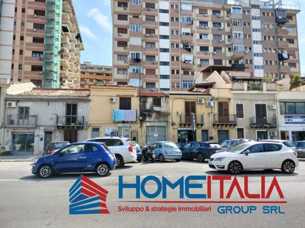 negozio in vendita a Palermo in zona Malaspina/Palagonia