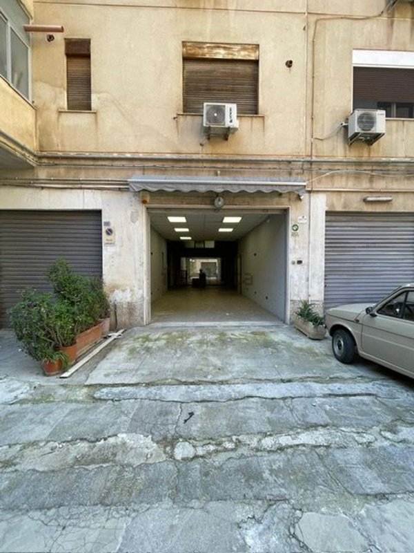 locale di sgombero in vendita a Palermo in zona Resuttana