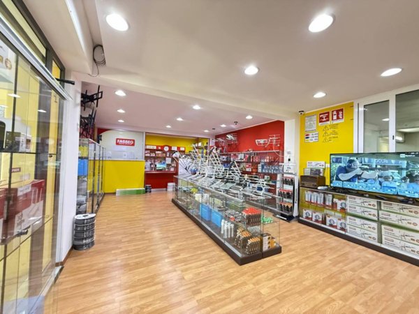 locale commerciale in vendita a Palermo in zona San Lorenzo