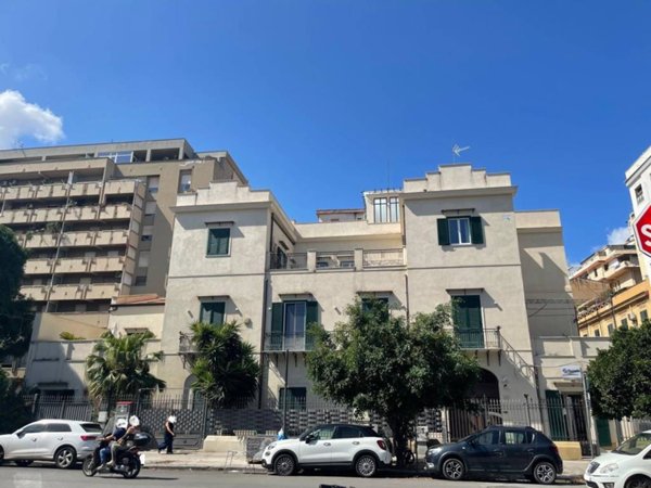 negozio in vendita a Palermo in zona Malaspina/Palagonia