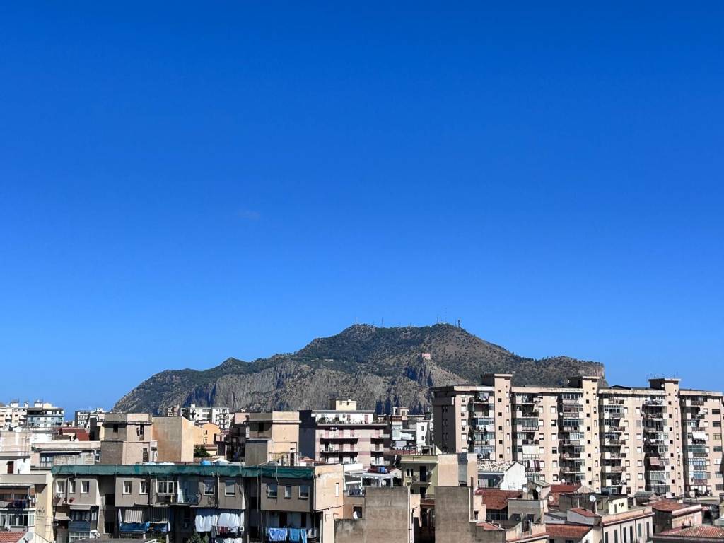appartamento in vendita a Palermo in zona Zisa