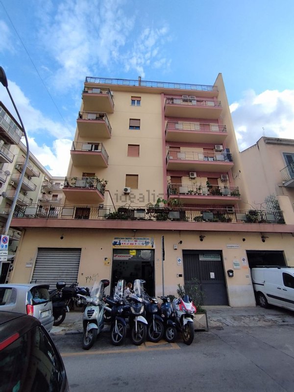 appartamento in vendita a Palermo in zona Zisa