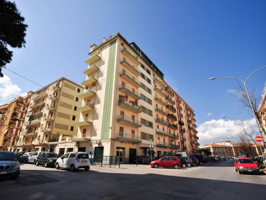 negozio in vendita a Palermo in zona Montegrappa / Santa Rosalia