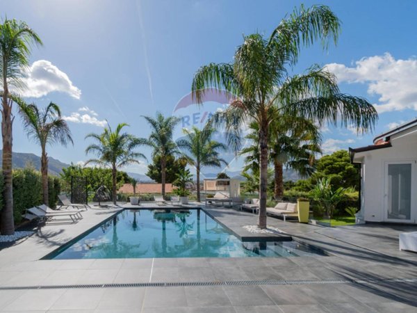 casa indipendente in vendita a Palermo in zona Mondello