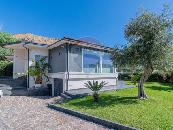 casa indipendente in vendita a Palermo in zona Mondello