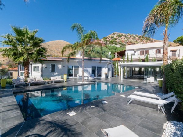 casa indipendente in vendita a Palermo in zona Mondello