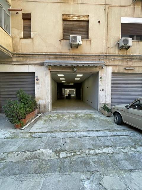 locale commerciale in vendita a Palermo in zona Libertà