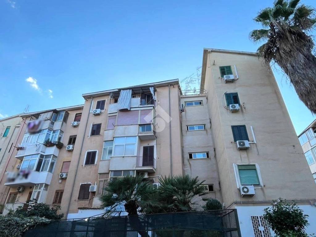 appartamento in vendita a Palermo in zona Zisa