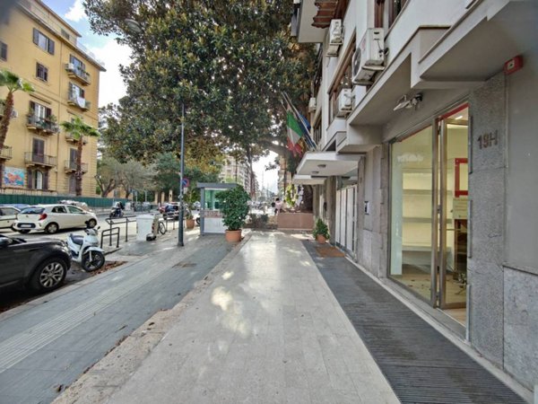 negozio in vendita a Palermo in zona Politeama