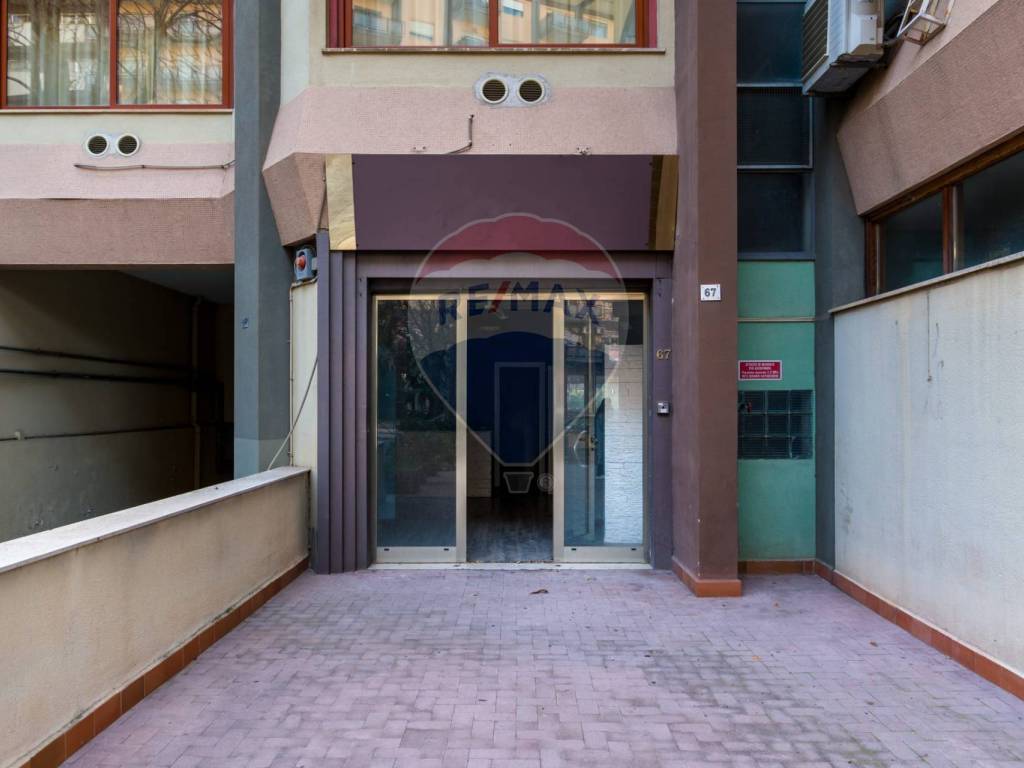 negozio in vendita a Palermo in zona Malaspina/Palagonia