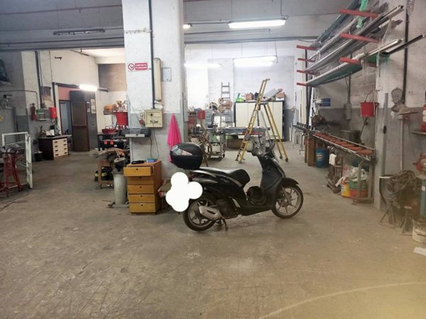 locale commerciale in vendita a Palermo in zona Montepellegrino