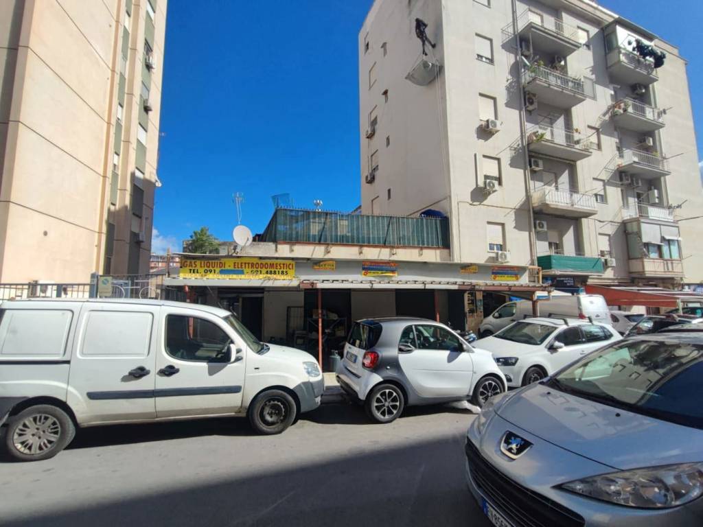 locale commerciale in vendita a Palermo in zona Montegrappa / Santa Rosalia