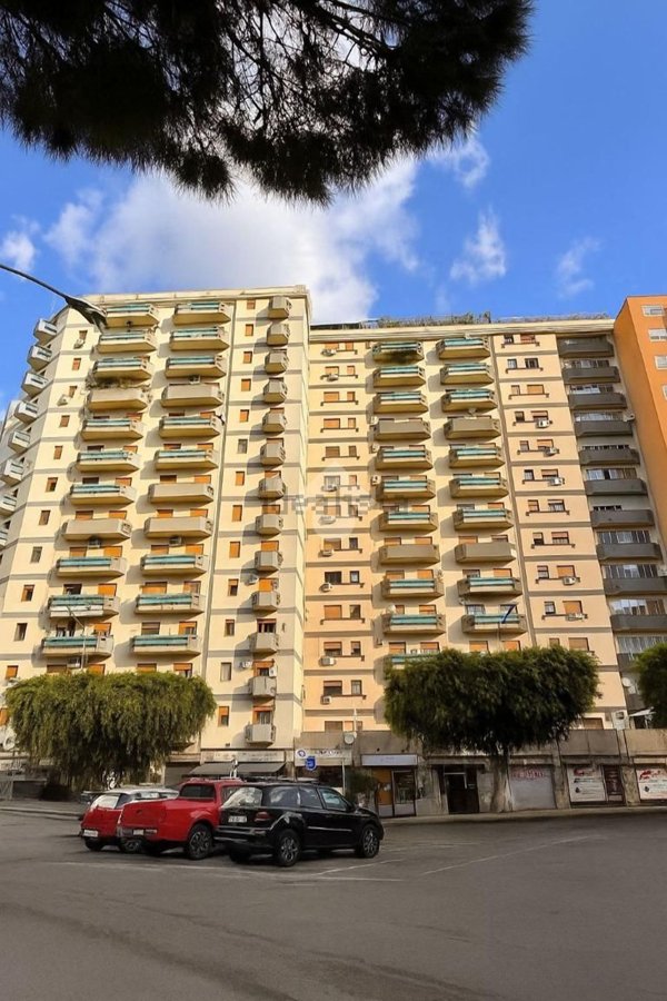 appartamento in vendita a Palermo in zona Malaspina/Palagonia