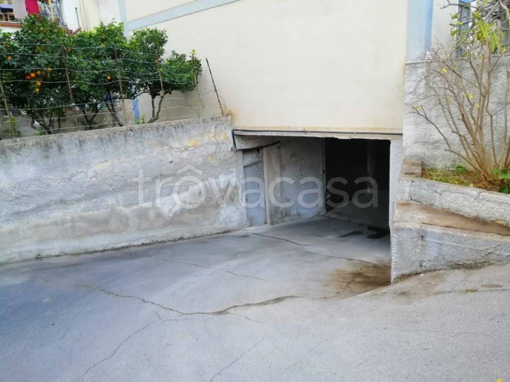 locale commerciale in vendita a Palermo in zona Partanna