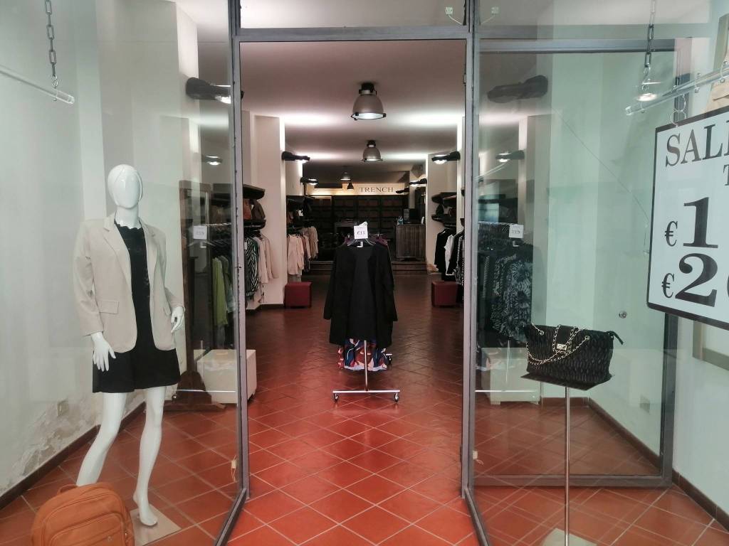 negozio in vendita a Palermo in zona Zisa