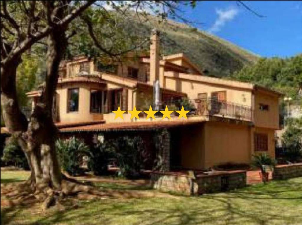 casa indipendente in vendita a Palermo in zona Partanna