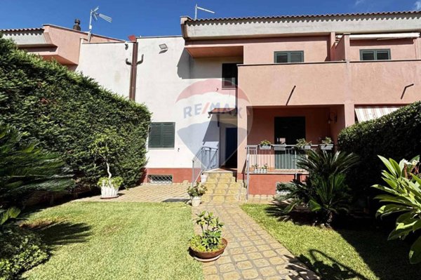 casa indipendente in vendita a Palermo in zona Partanna