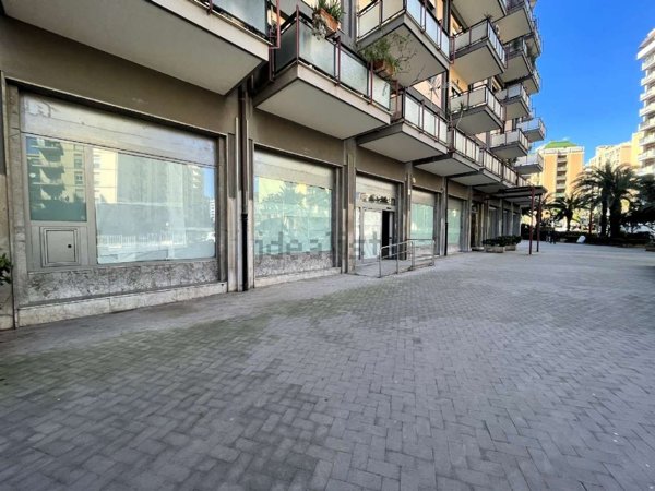 negozio in vendita a Palermo in zona Malaspina/Palagonia