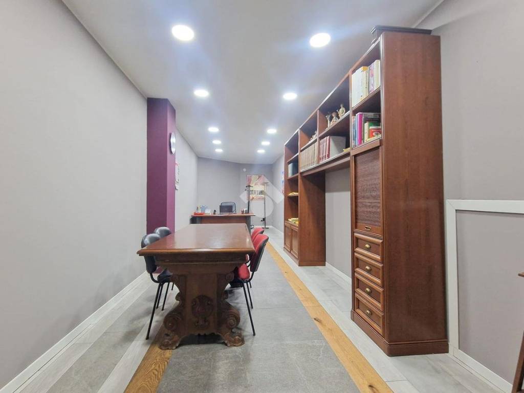 negozio in vendita a Palermo in zona Zisa