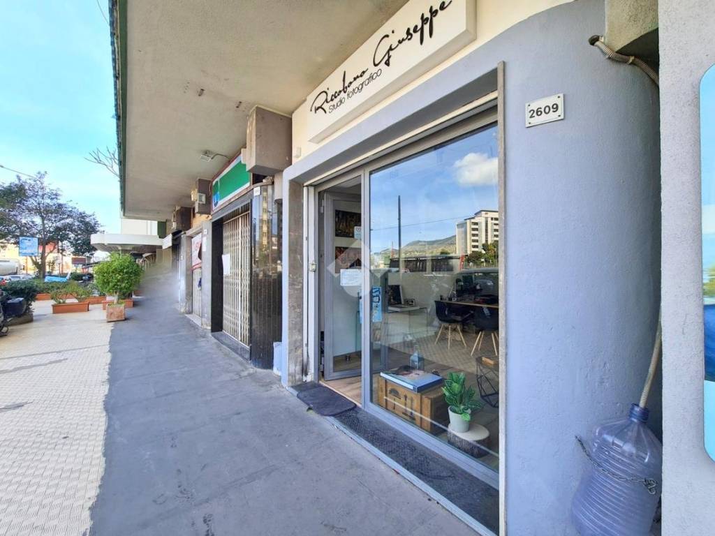 negozio in vendita a Palermo in zona Malaspina/Palagonia