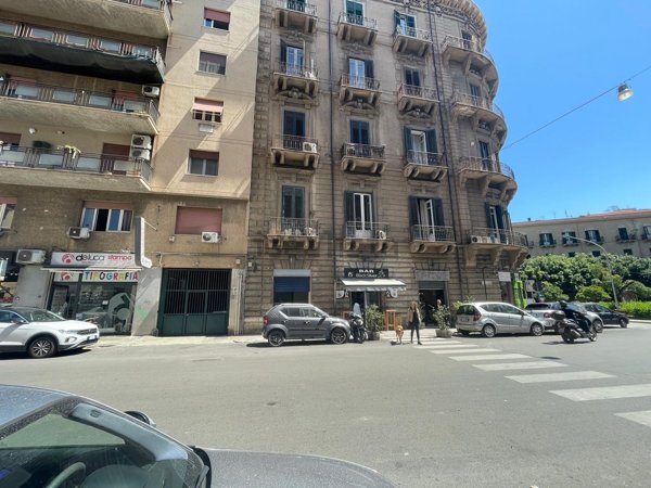 locale commerciale in vendita a Palermo in zona Politeama