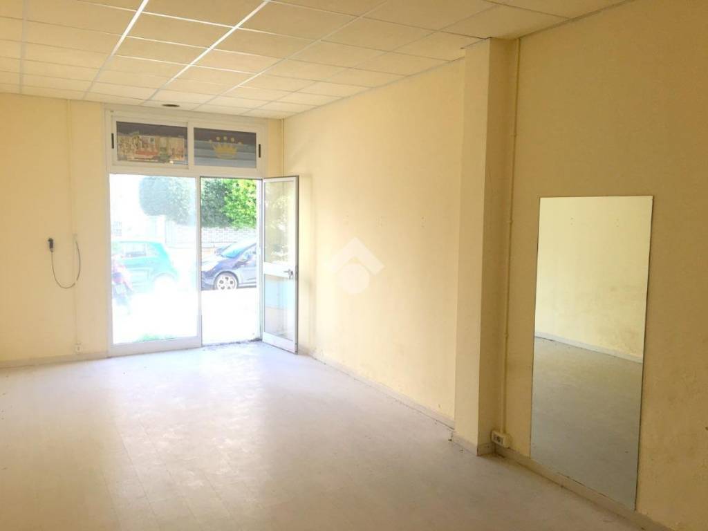 negozio in vendita a Palermo in zona Politeama