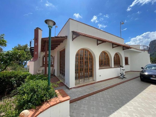 casa indipendente in vendita a Palermo in zona Arenella/Vergine Maria